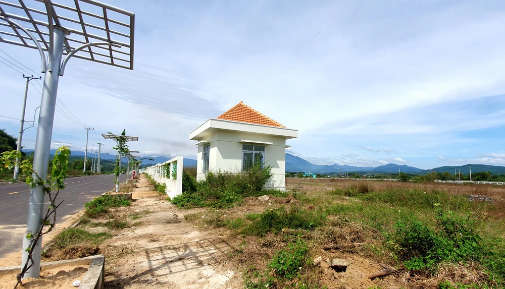 Các chốt bảo vệ đóng kín cửa và bị bao phủ bởi cây cỏ.