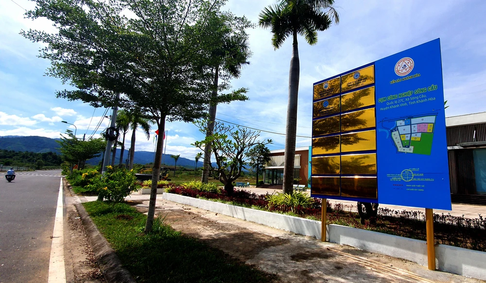 Trên bảng thông tin, cụm công nghiệp có ba doanh nghiệp là Công ty cổ phần nước giải khát Yến sào Khánh Hòa, Công ty cổ phần nước giải khát Sanest Khánh Hòa và Công ty cổ phần nước giải khát Sana Khánh Hòa. Được biết cả ba đều thuộc Công ty Yến sào Khánh Hòa.