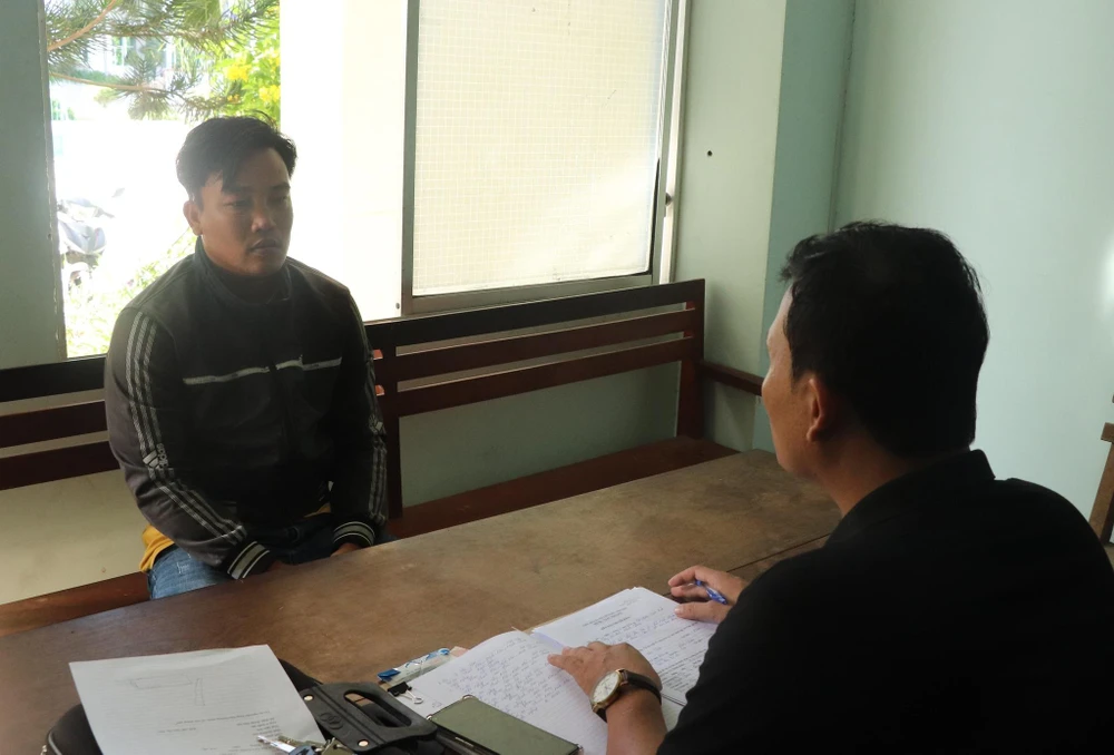 Phạm Văn Tiện ra cơ quan công an đầu thú. Ảnh: CÔNG AN NINH THUẬN.