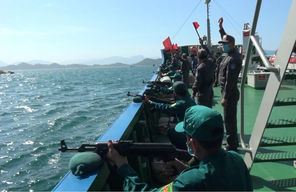 Hải đội dân quân thực hành bắn súng trên biển. Ảnh: ĐỨC QUỲNH.