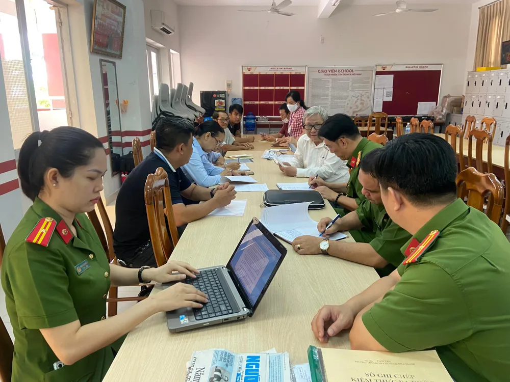 Công an tỉnh Khánh Hòa làm việc tại trường iSchool Nha Trang ngày 19-11. Ảnh: TQ.