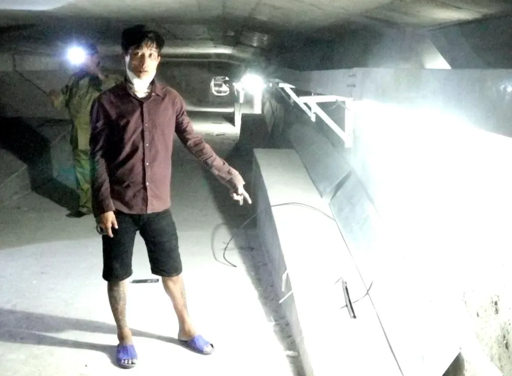 Tiếng nhiều lần cắt trộm dây điện chiếu sáng trong hầm cầu An Đông. Ảnh: CÔNG AN. Tiếng nhiều lần cắt trộm dây điện chiếu sáng trong hầm cầu An Đông. Ảnh: CÔNG AN.