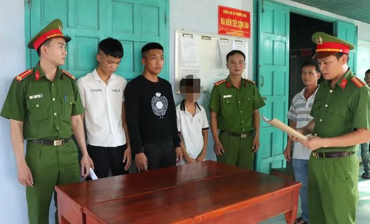 Công an huyện Thuận Nam tống đạt quyết định khởi tố các bị can. Ảnh: CA