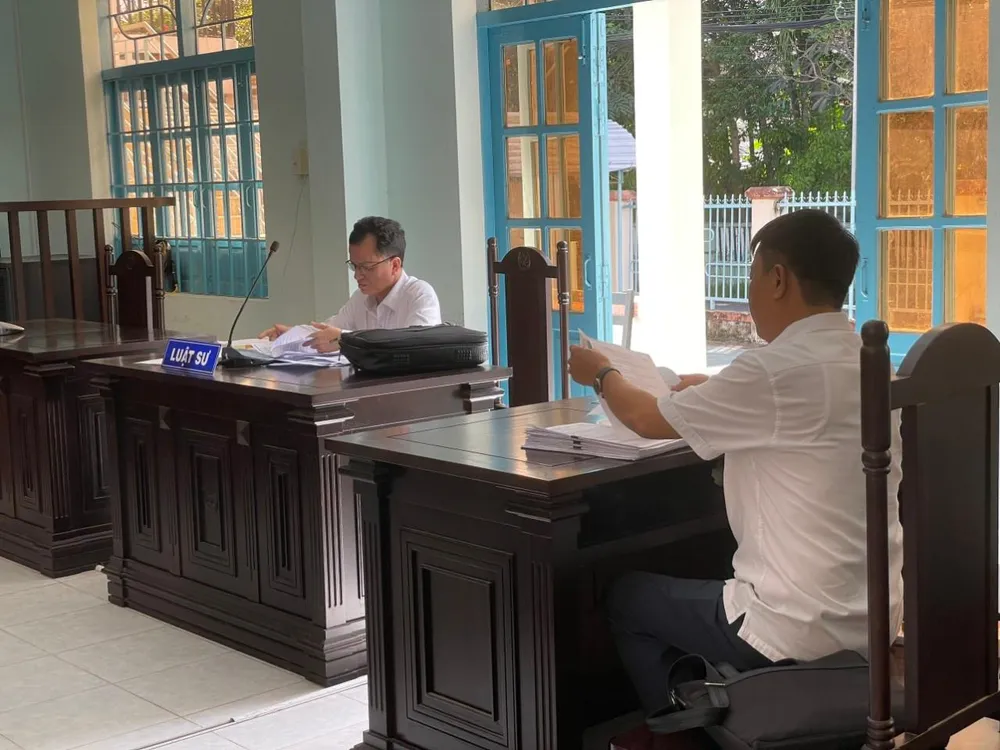 Đại diện và người bảo vệ quyền lợi cho bị đơn tại phiên tòa sơ thẩm. Ảnh: HH