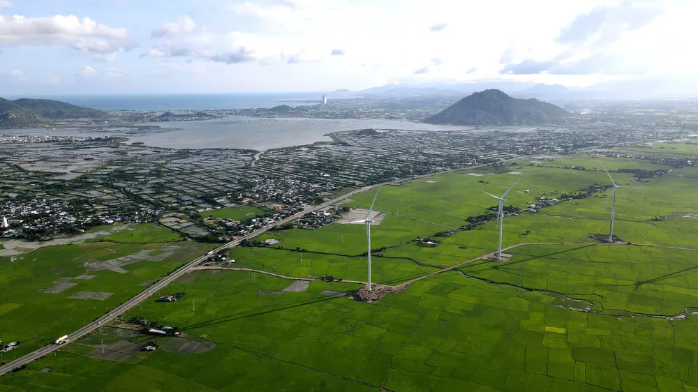 Nghị quyết xây dựng tỉnh Ninh Thuận thành Trung tâm năng lượng, năng lượng tái tạo của cả nước đặt chỉ tiêu giai đoạn đến năm 2025 tổng công suất tăng thêm khoảng 3.000 MW để đạt công suất tích lũy 6.500 MW. Trong đó, điện mặt trời đạt 3.440 MW, điện gió trên bờ và gần bờ đạt 1.200 MW, thủy điện chiến 360 MW và điện khí LNG chiếm 1.500 MW. Sản lượng điện sản xuất đạt 11,2 tỉ kWh. Nghị quyết xây dựng tỉnh Ninh Thuận thành Trung tâm năng lượng, năng lượng tái tạo của cả nước đặt chỉ tiêu giai đoạn đến năm 2025 tổng công suất tăng thêm khoảng 3.000 MW để đạt công suất tích lũy 6.500 MW. Trong đó, điện mặt trời đạt 3.440 MW, điện gió trên bờ và gần bờ đạt 1.200 MW, thủy điện chiến 360 MW và điện khí LNG chiếm 1.500 MW. Sản lượng điện sản xuất đạt 11,2 tỉ kWh.