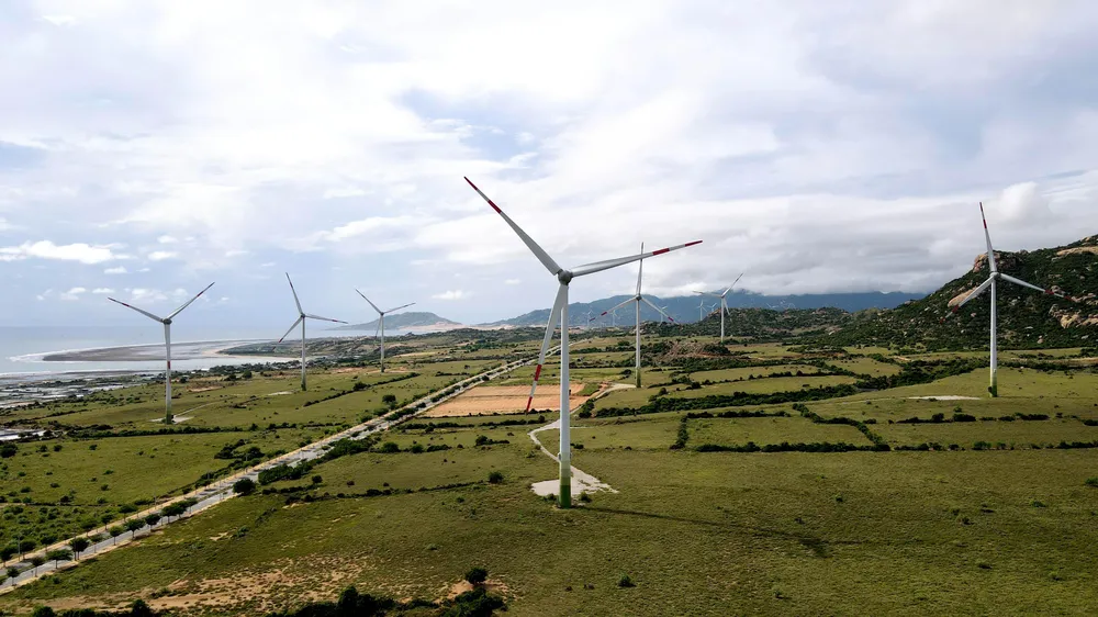 Tỉnh kỳ vọng ngành năng lượng, năng lượng tái tạo sẽ đóng góp 22% GRDP và 29% tổng thu ngân sách của tỉnh. Đồng thời giải quyết 5,5% nhu cầu việc làm trong bốn ngành kinh tế trọng điểm của tỉnh. Tỉnh cũng phấn đấu hình thành một Trung tâm nghiên cứu ứng dụng và phát triển công nghệ năng lượng tái tạo, thu hút một dự án đầu tư trong lĩnh vực nghiên cứu chế tạo các thiết bị trong các phân ngành năng lượng. Tỉnh kỳ vọng ngành năng lượng, năng lượng tái tạo sẽ đóng góp 22% GRDP và 29% tổng thu ngân sách của tỉnh. Đồng thời giải quyết 5,5% nhu cầu việc làm trong bốn ngành kinh tế trọng điểm của tỉnh. Tỉnh cũng phấn đấu hình thành một Trung tâm nghiên cứu ứng dụng và phát triển công nghệ năng lượng tái tạo, thu hút một dự án đầu tư trong lĩnh vực nghiên cứu chế tạo các thiết bị trong các phân ngành năng lượng.