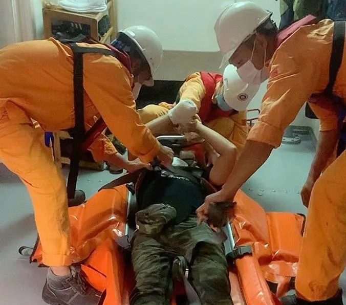 Tàu SAR272 tiếp cận và đưa thủy thủ bị thương vào bờ. Ảnh: NB