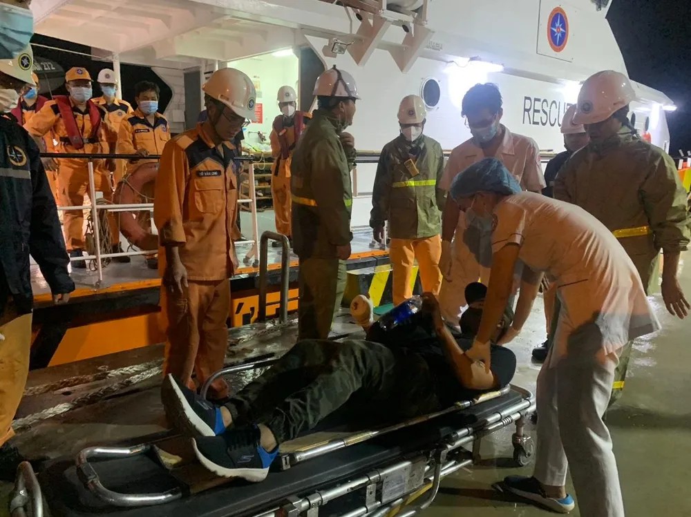 Chi đội Kiểm ngư số 4 cứu nạn thủy thủ người nước ngoài bị dập nát bàn tay phải tối 6-12. Ảnh: SONG MAI Chi đội Kiểm ngư số 4 cứu nạn thủy thủ người nước ngoài bị dập nát bàn tay phải tối 6-12. Ảnh: SONG MAI