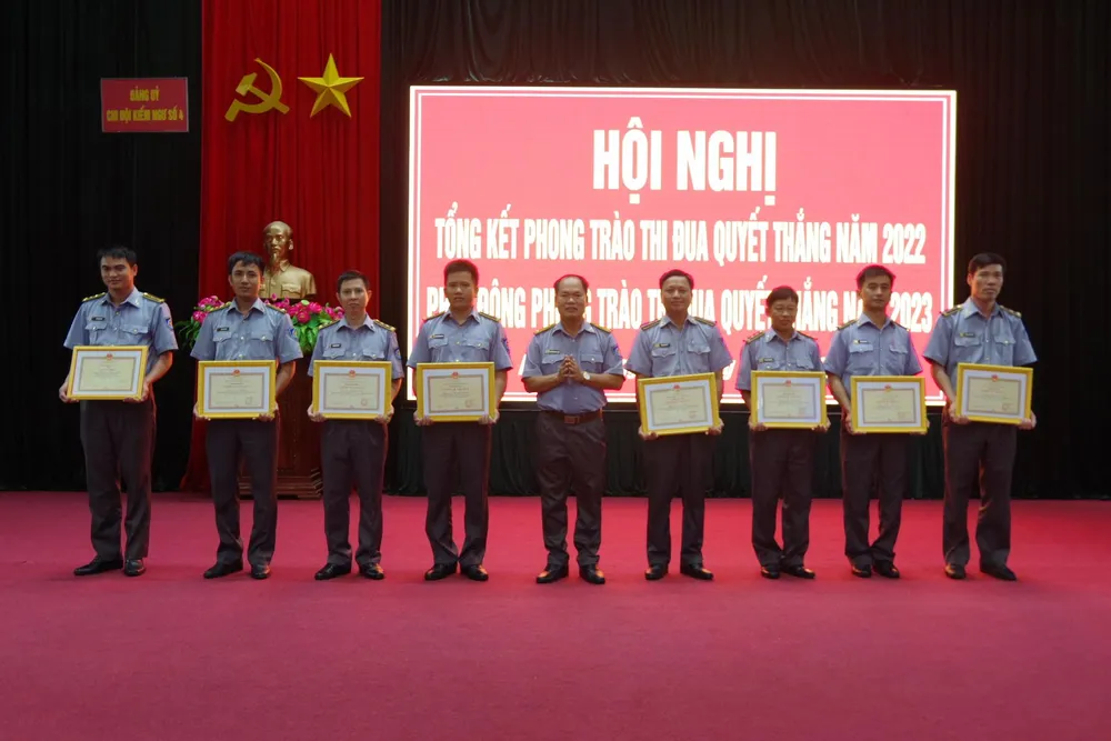 Các cá nhân Chi đội Kiểm ngư số 4 có thành tích xuất sắc trong năm 2022. Ảnh: NGUYỄN NAM Chi đội Kiểm ngư số 4 có thành tích xuất sắc trong năm 2022