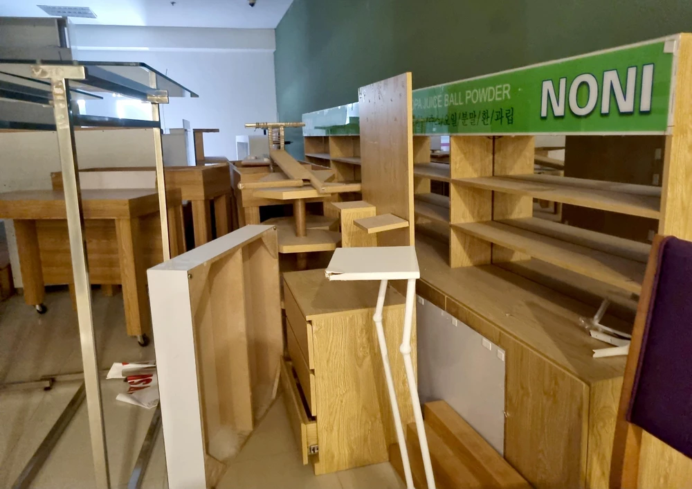 Bàn ghế chất đống, phủ bụi trong Trung tâm Anh ngữ Apax Leaders. Ảnh: AB