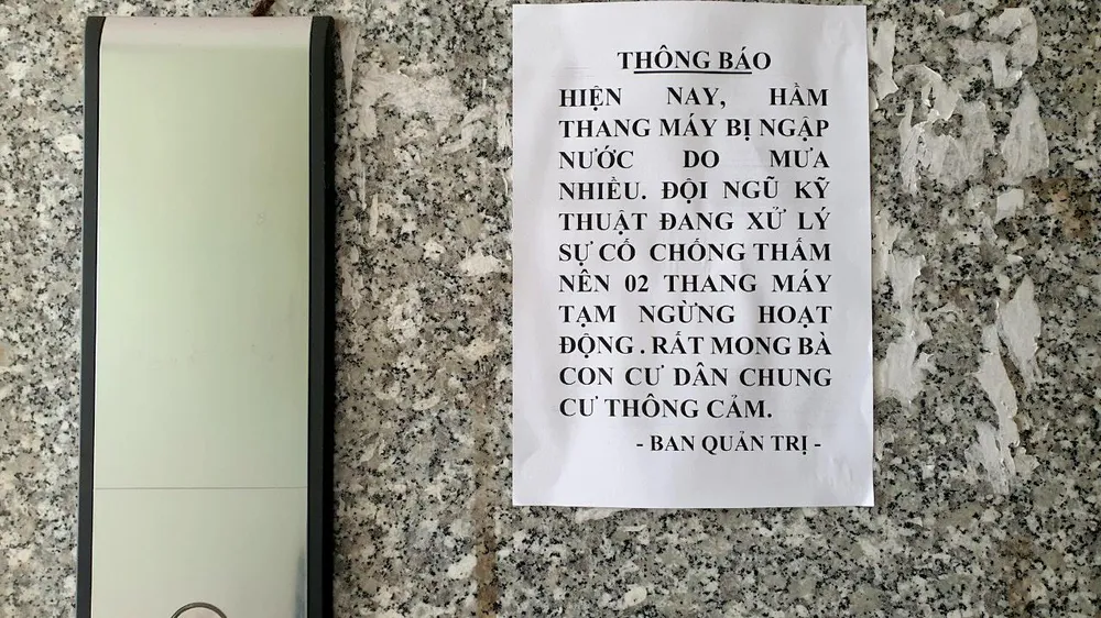 Hệ thống thang máy ngưng hoạt động đã 20 ngày khiến cuộc sống người dân đảo lộn. Ảnh: HH. Hệ thống thang máy ngưng hoạt động đã 20 ngày khiến cuộc sống người dân đảo lộn. Ảnh: HH.