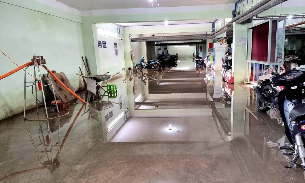 Ban Quản trị đã thuê thêm máy bơm để bơm liên tục nhưng mực nước không giảm. Ảnh: NT. Ban Quản trị đã thuê thêm máy bơm để bơm liên tục nhưng mực nước không giảm. Ảnh: NT.