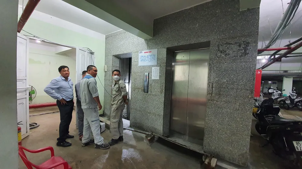 Chiều 12-12, một thang máy đã được hoạt động trở lại. Chiều 12-12, một thang máy đã được hoạt động trở lại.