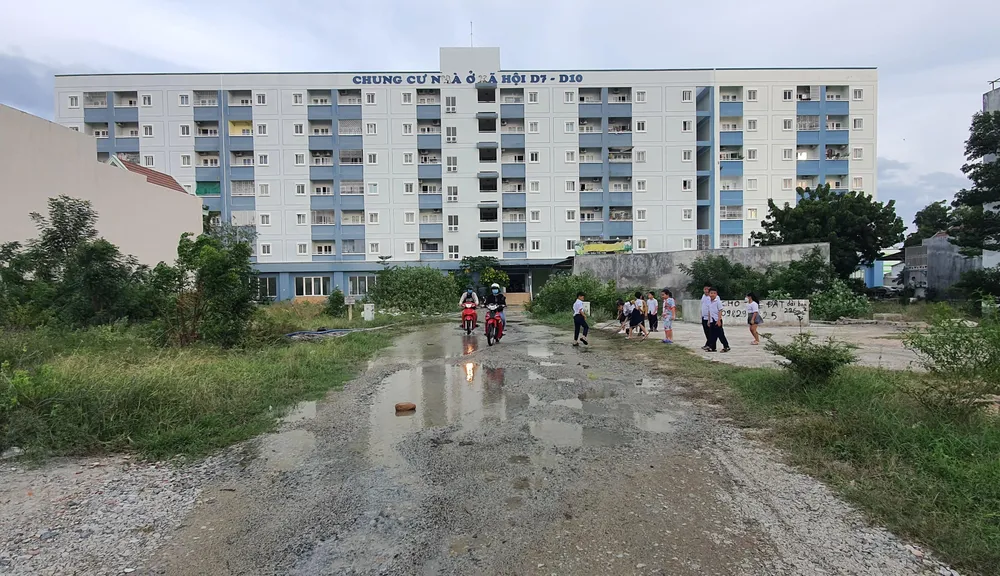 Nước lênh láng trước chung cư D7-D10 do khu vực này chưa có hệ thống cống thoát nước. Nước lênh láng trước chung cư D7-D10 do khu vực này chưa có hệ thống cống thoát nước.