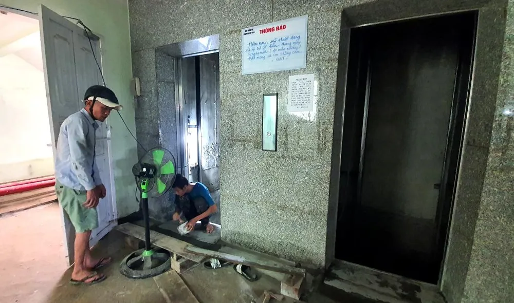 Đơn vị chuyên nghiệp đang xử lý chống thấm tại hầm thang máy. Đơn vị chuyên nghiệp đang xử lý chống thấm tại hầm thang máy.