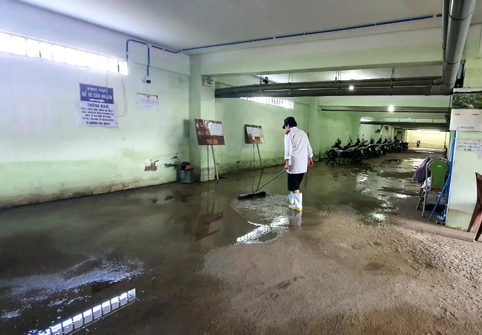 Chỉ cần ngưng bơm thì nước sẽ dâng lên ngập lênh láng tầng hầm chung cư. Chỉ cần ngưng bơm thì nước sẽ dâng lên ngập lênh láng tầng hầm chung cư.