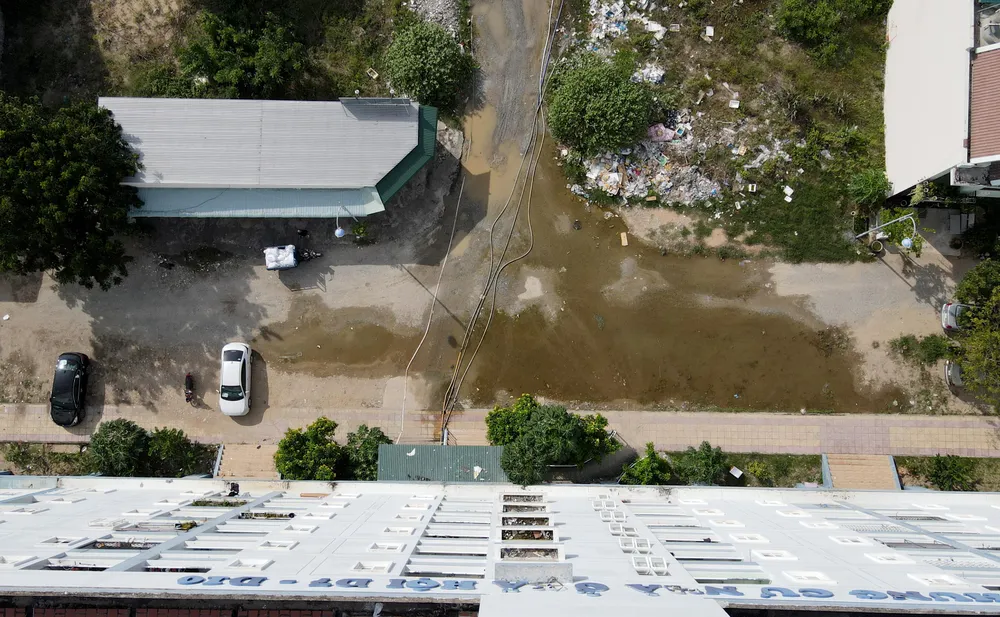 Nước bơm từ chung cư được xả tràn ra đất. Nước bơm từ chung cư được xả tràn ra đất.