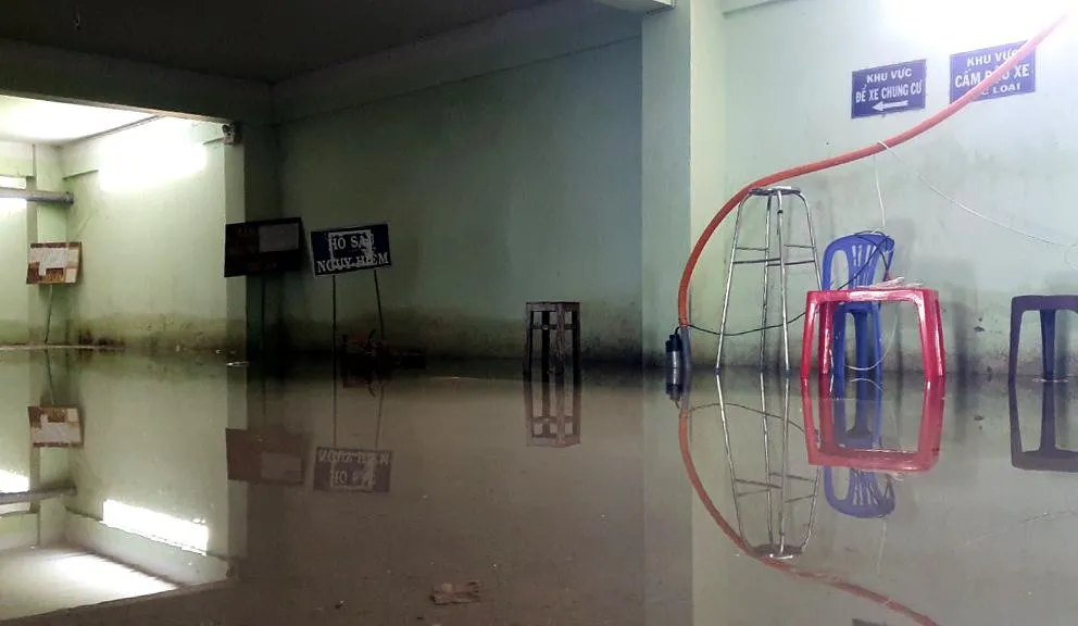 Sở Xây dựng tỉnh xác định nguyên nhân ngập do nước ngầm dâng từ các hố thu nước. Ảnh chụp ngày 4-12. Sở Xây dựng tỉnh xác định nguyên nhân ngập do nước ngầm dâng từ các hố thu nước. Ảnh chụp ngày 4-12.