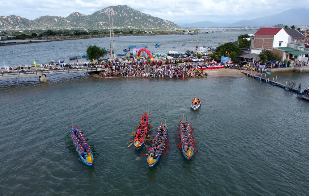 Sáng 17-12, UBND huyện Ninh Hải, tỉnh Ninh Thuận, đã tổ chức giải đua thuyền rồng truyền thống trên Đầm Nại. Đây là sự kiện mở màn cho Tuần lễ lướt ván diều quốc tế và các sự kiện văn hóa du lịch Ninh Hải, Ninh Thuận năm 2022. Ảnh: BTC