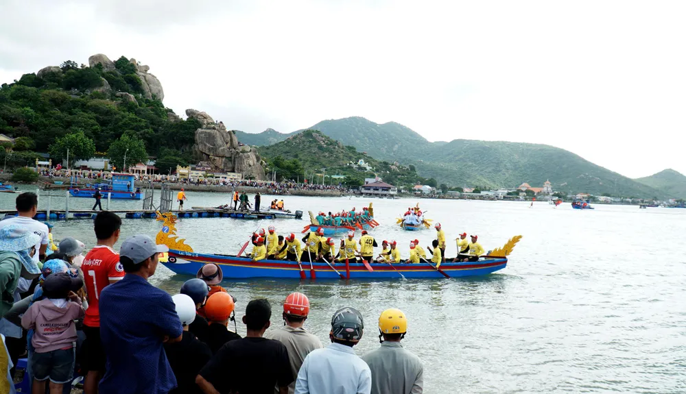 Đua thuyền rồng là môn thể thao truyền thống từ xa xưa của ngư dân miền biển huyện Ninh Hải. Lễ hội này được tổ chức đều đặn hàng năm và trở thành nét văn hóa độc đáo vùng biển này. Ảnh: BTC