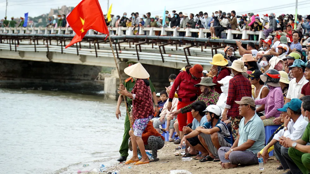 Lễ hội đua thuyền rồng nhằm cầu cho một năm mưa thuận gió hòa, sóng yên biển lặng để ngư dân ra khơi tôm cá đầy khoang, làm ăn phát đạt. Lâu dần, lễ hội đã thu hút được nhiều khán giả, du khách yêu thích đến xem các đội tranh tài. Ảnh: HH