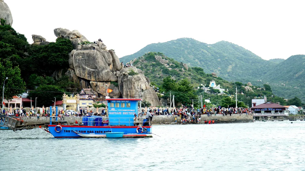 Từ sáng sớm, hàng nghìn khán giả đã tập trung tại khu vực cầu Tri Thủy, Đầm Nại để theo dõi, cỗ vũ các đội đua. Ảnh: HH