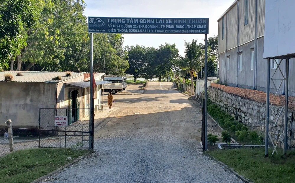 Sân tập lái nơi giáo viên của TT 677-3T bị Thanh tra giao thông tỉnh lập biên bản. Ảnh: HH.