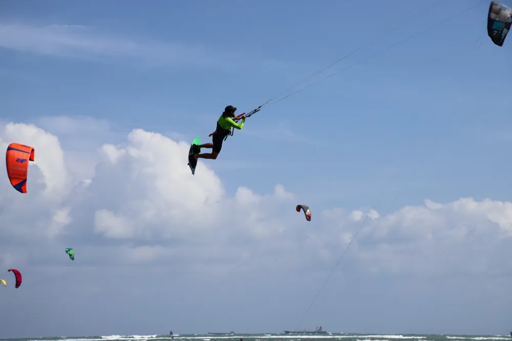 Du khách mãn nhãn với những màn nhào lộn. Ảnh: NÚI XANH Du khách mãn nhãn với những màn nhào lộn. Ảnh: NÚI XANH