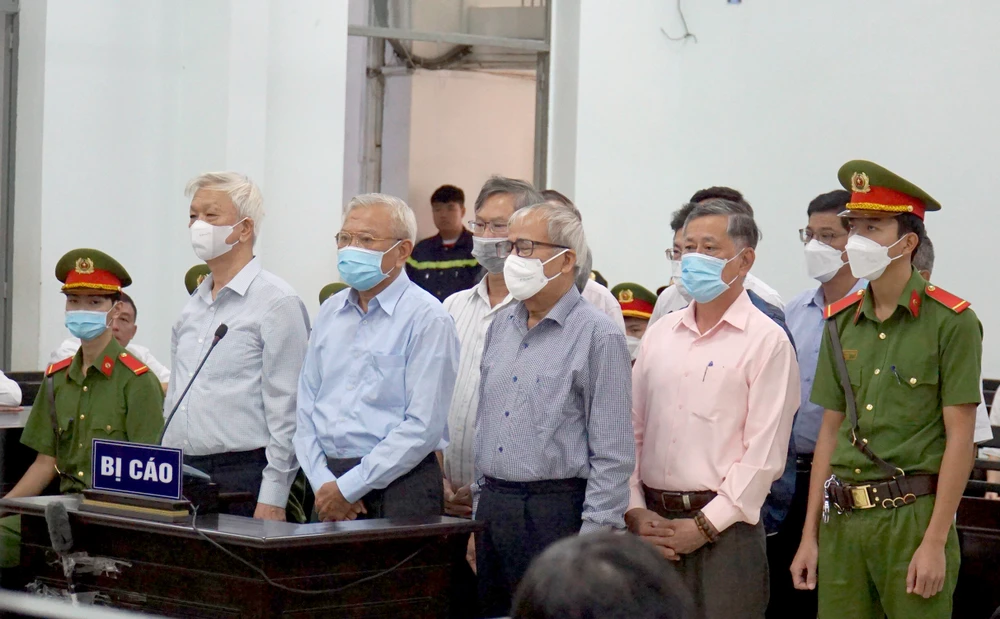 11 bị cáo là cựu lãnh đạo tỉnh Khánh Hòa có mặt trong phiên xét xử hôm nay (ngày 23-12). Ảnh: HH.