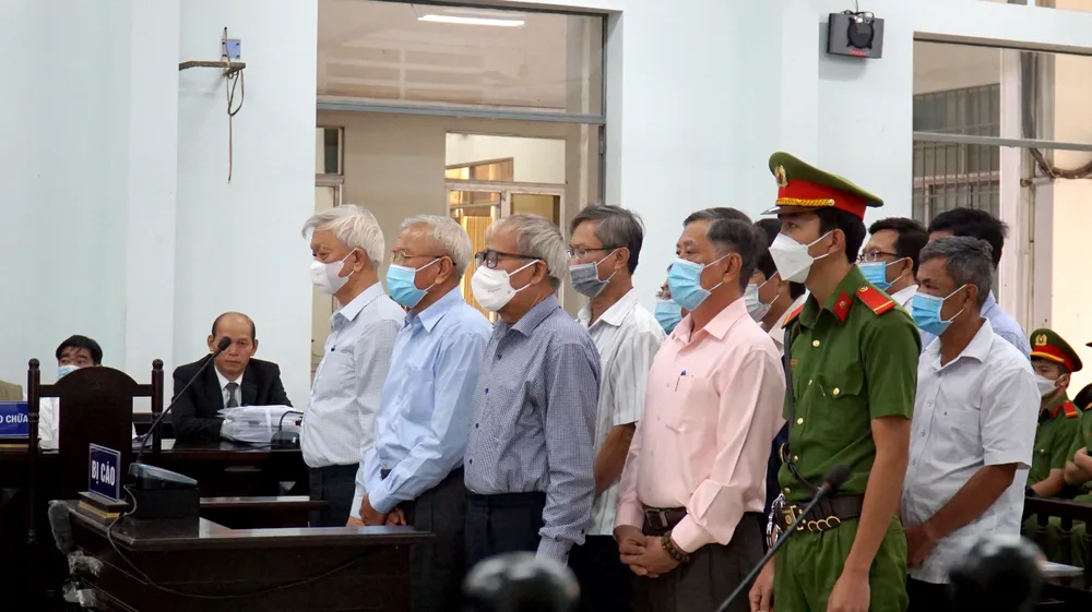 11 bị cáo tại phiên tòa xét xử sơ thẩm vụ án xảy ra tại khu đất số 1 Trần Hưng Đạo. Ảnh: HH