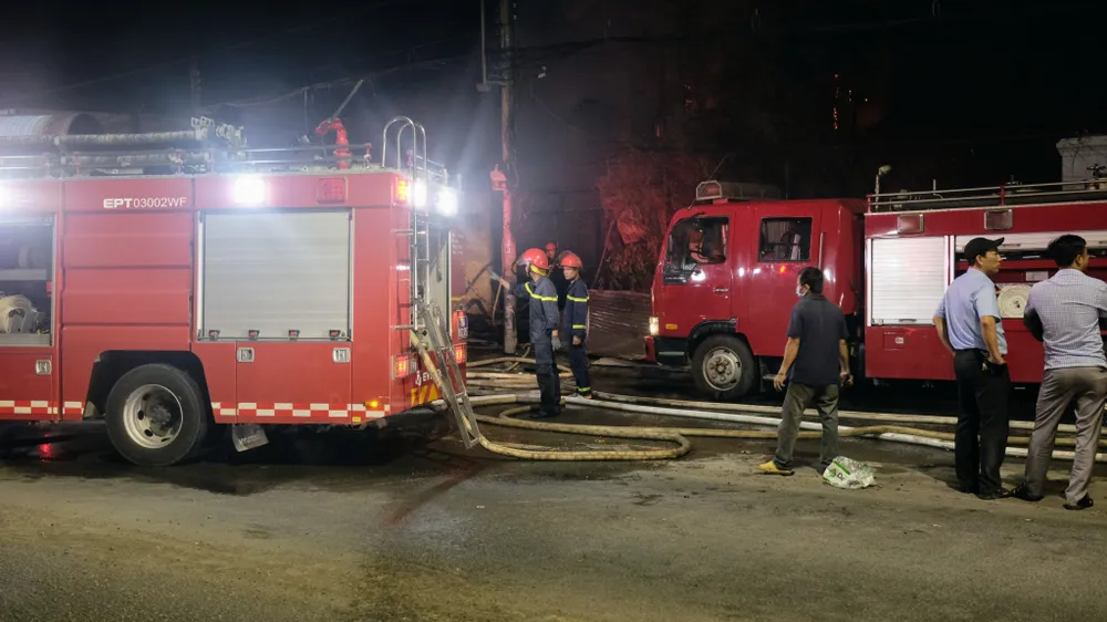 Sáu xe chữa cháy được điều tới hiện trường. Ảnh: ĐT.