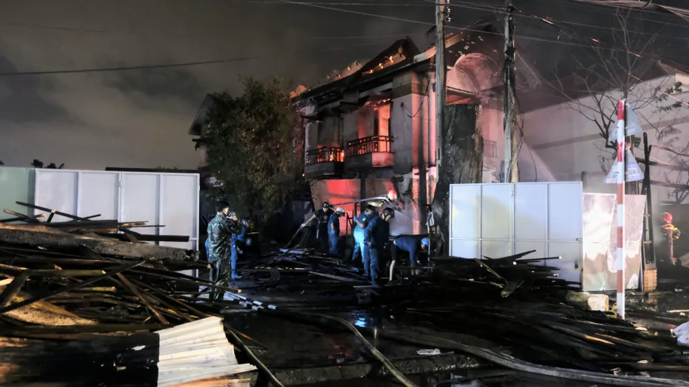 Đám cháy đã được khống chế sau hơn một giờ. Ảnh: ĐT.