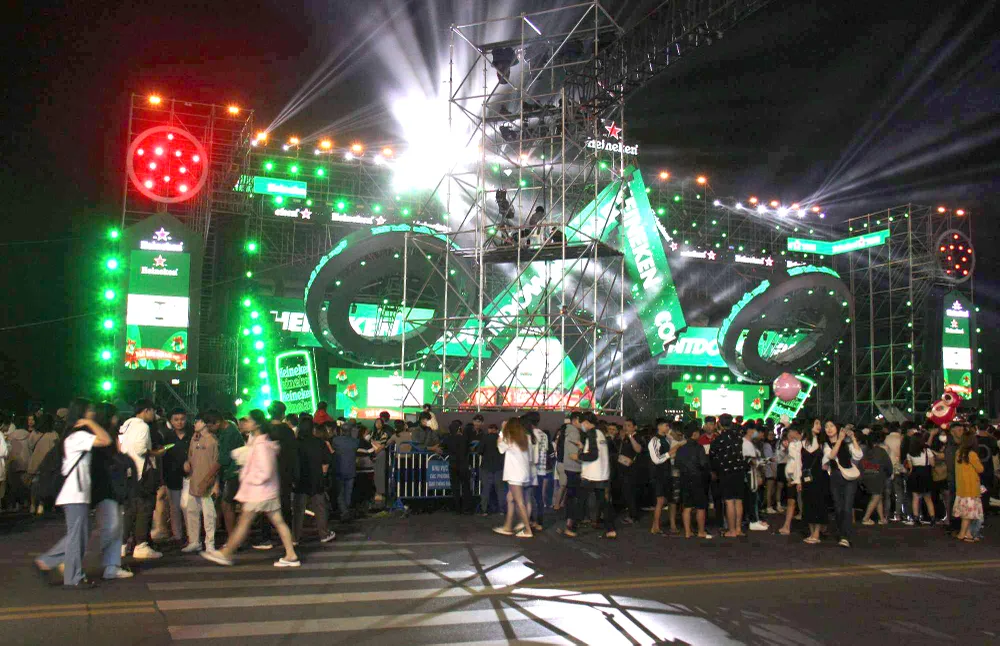 Các chương trình ca nhạc, bắn pháo hoa sẽ diễn ra tại Quảng trường 2-4. Ảnh: CHU VÂN. Các chương trình ca nhạc, bắn pháo hoa sẽ diễn ra tại Quảng trường 2-4. Ảnh: CHU VÂN.