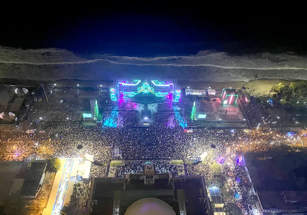 Quảng trường 2-4, TP Nha Trang ken kín người từ 21 giờ tối 31-12. Ảnh: CV Quảng trường 2-4, TP Nha Trang ken kín người từ 21 giờ tối 31-12. Ảnh: CV