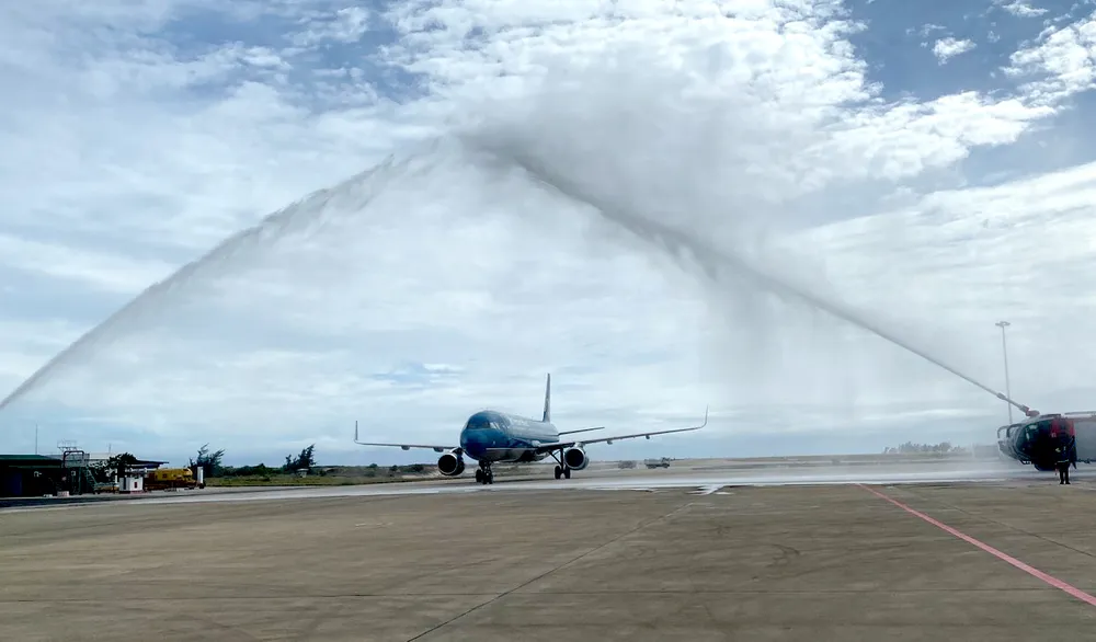 Nghi thức phun vòi rồng đón những du khách quốc tế đầu tiên trong năm 2023. Ảnh: VIỆT TRƯỜNG.