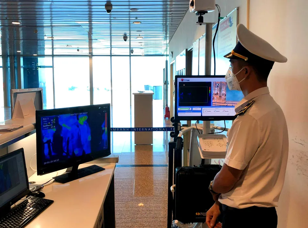 Thiết bị giám sát thân nhiệt tại Cảng hàng không Cam Ranh. Ảnh: HH. Thiết bị giám sát thân nhiệt tại Cảng hàng không Cam Ranh. Ảnh: HH.