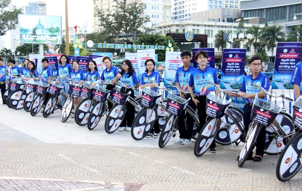 Ra mắt các tình nguyện viên của chương trình. Ảnh: CHU VÂN Ra mắt các tình nguyện viên của chương trình. Ảnh: CHU VÂN
