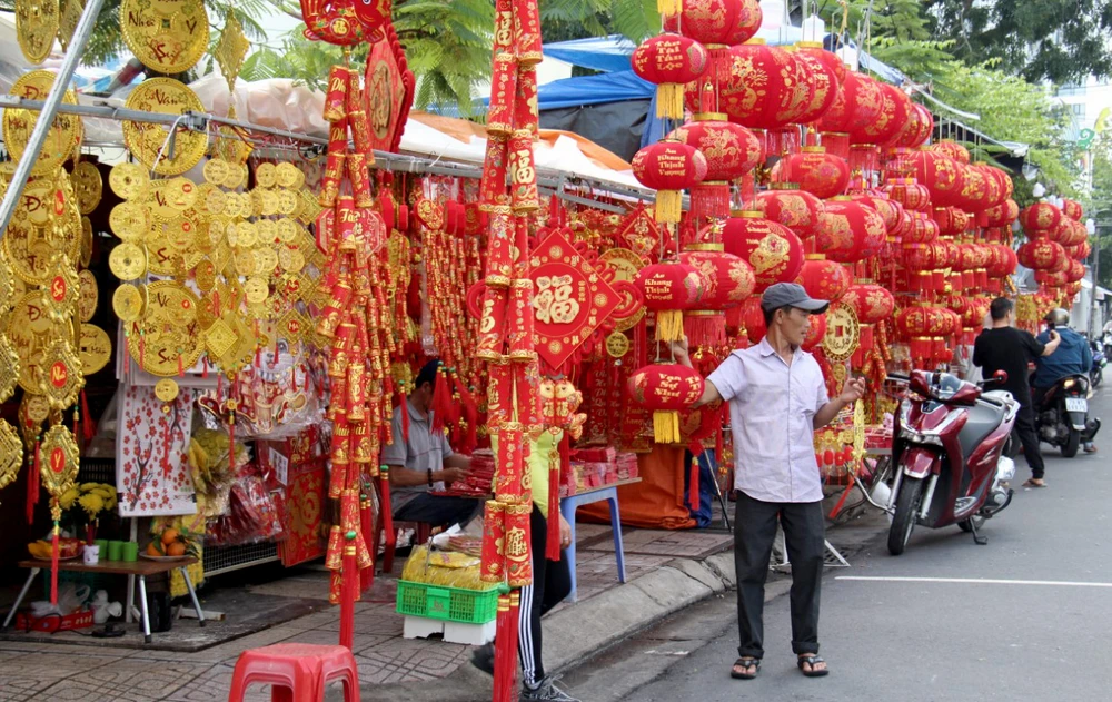 Phố bán bao lì xì ở TP Nha Trang. Ảnh: CHU VÂN.