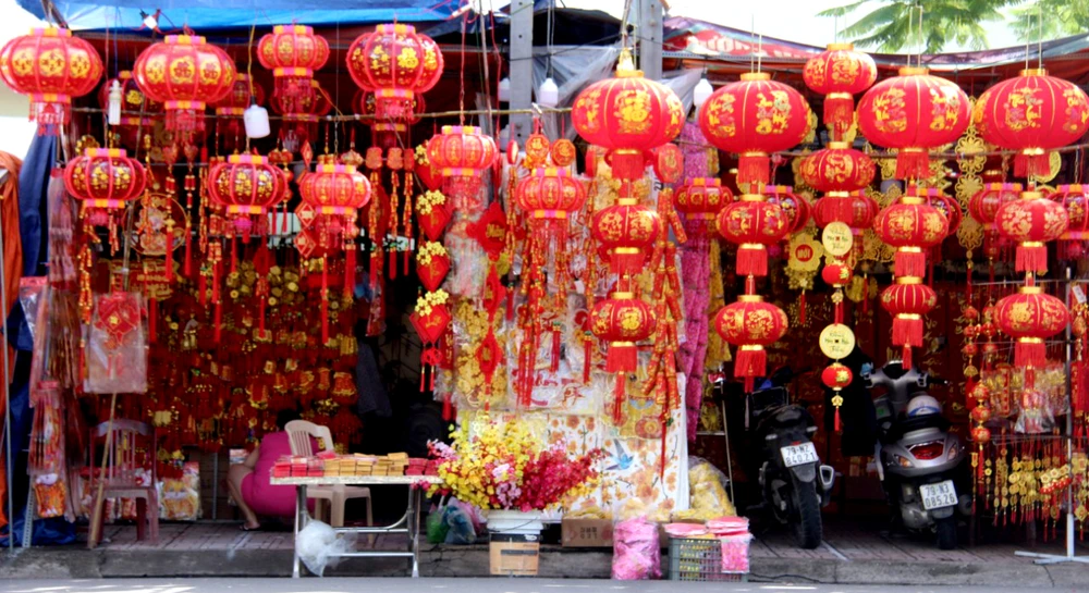 Cả con phố lung linh sắc đỏ. Ảnh: CHU VÂN.