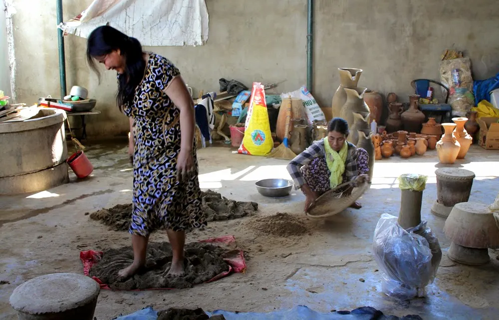 Phụ nữ người Chăm được bà, mẹ truyền nghề từ lúc 12-13 tuổi. Phụ nữ người Chăm được bà, mẹ truyền nghề từ lúc 12-13 tuổi.