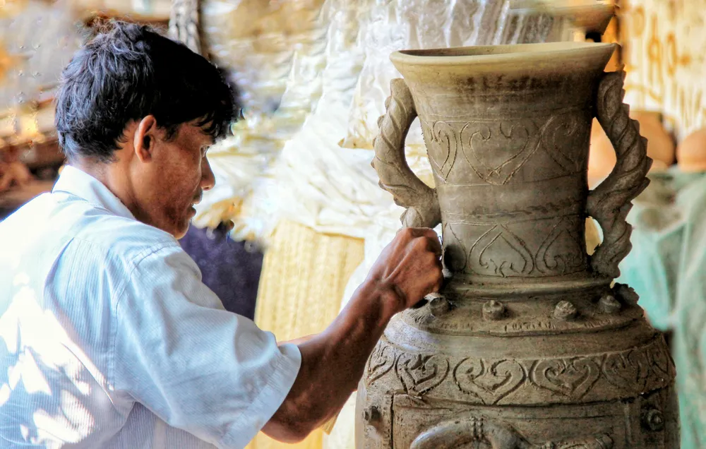 Thợ làm gốm dùng công cụ thô sơ để tạo ra những độc bản gốm. Thợ làm gốm dùng công cụ thô sơ để tạo ra những độc bản gốm.