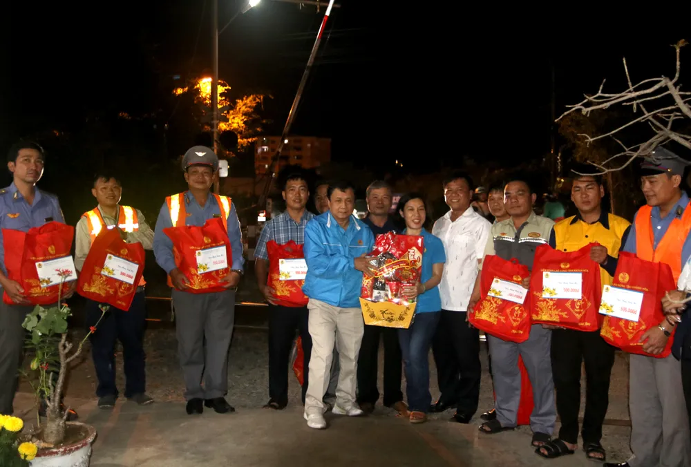 Tặng quà cho các đoàn viên tại gác chắn Vĩnh Phương. Ảnh: THANH THÚY.