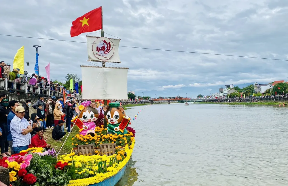 Hàng ngàn khán giả theo dõi, cổ vũ cho các đội đua. Ảnh: CHU VÂN