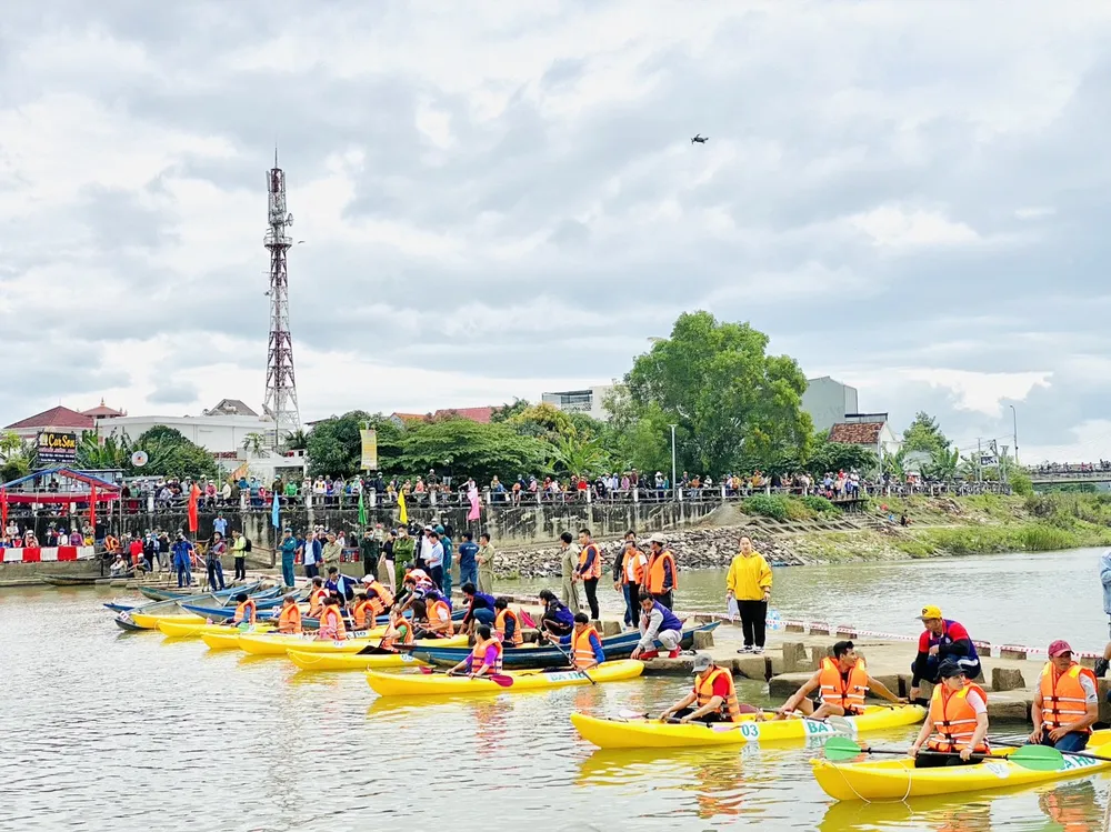 Các đội đua chuẩn bị xuất phát. Ảnh: CHU VÂN.
