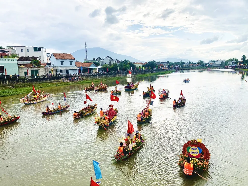 Thuyền hoa trình diễn trên đập Chị Trừ thuộc Sông Dinh, thị xã Ninh Hòa. Ảnh: CHU VÂN.