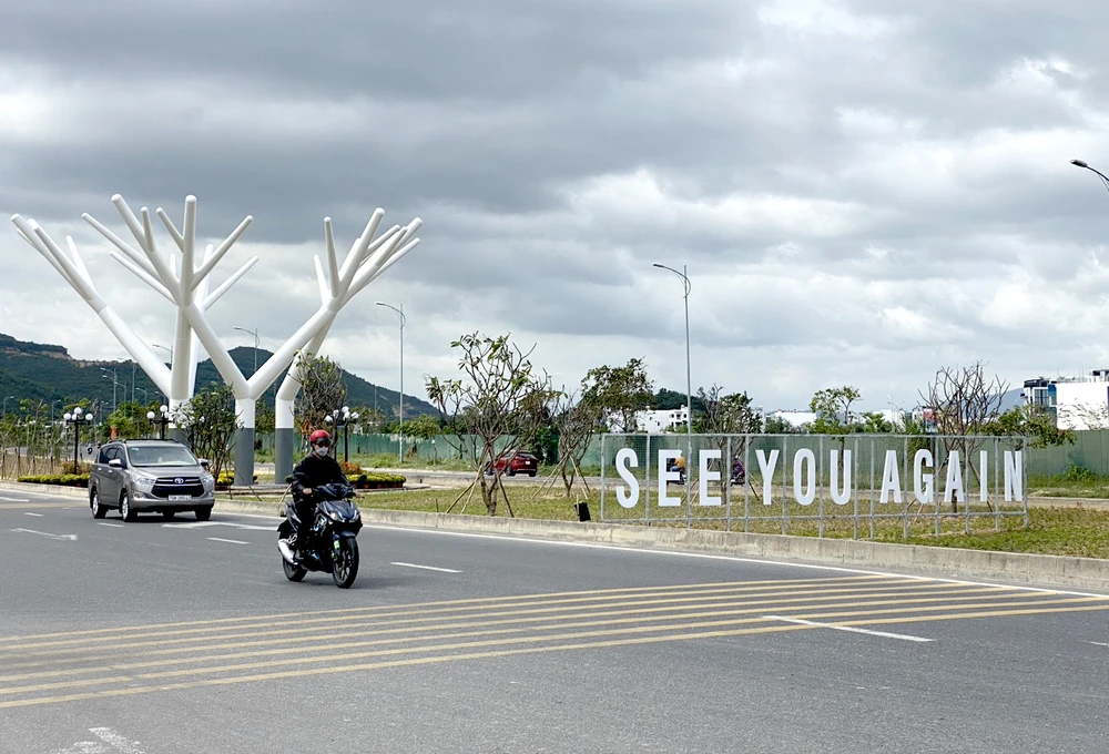 Công trình trồng cây xanh trên đường Võ Nguyên Giáp, TP Nha Trang. Ảnh: CHU VÂN.