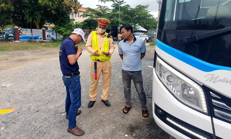Mỗi ngày, Trạm CSGT Ninh Hòa tổ chức 12 tổ tuần tra kiểm soát trên tuyến đường quản lý. Ảnh: LT.