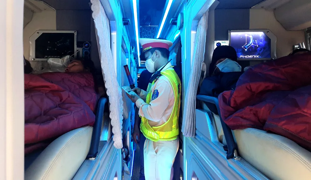 Cán bộ tại Trạm CSGT Ninh Hòa kiểm tra số lượng hành khách trên phương tiện. Ảnh: LT.