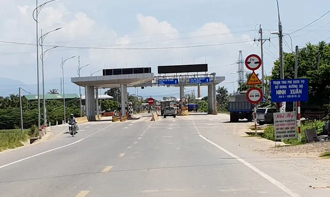 Trậm thu phí BOT Ninh Xuân trên quốc lộ 26. Ảnh: TẤN LỘC.