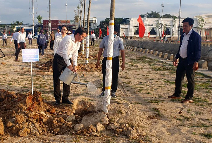 Ông Phạm Văn Hậu, Phó Bí thư Tỉnh ủy Ninh Thuận, trồng cây tại khu tái định cư dự án. Ảnh: HH.